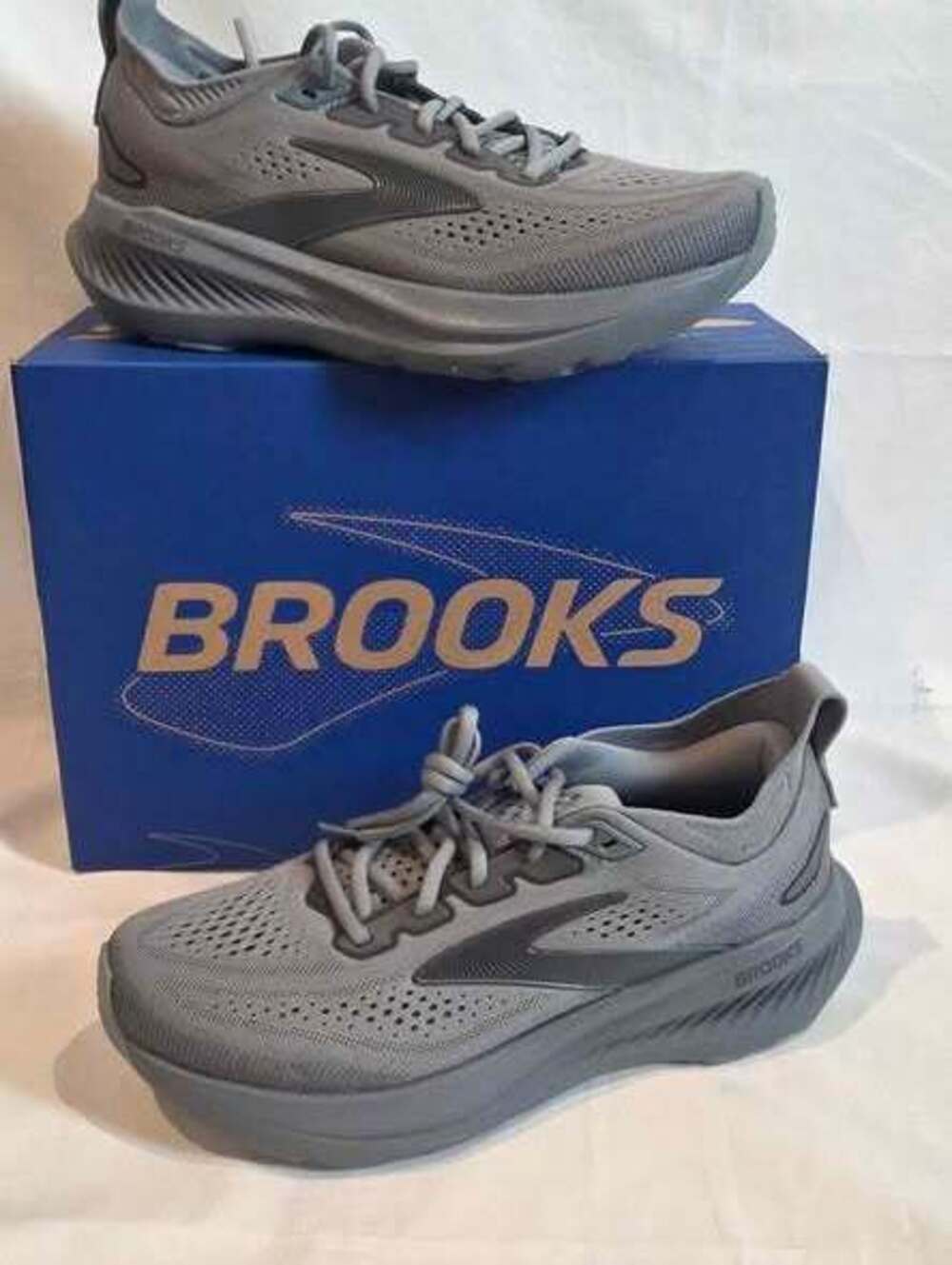New Men's size 8 Brooks Glycerin 23 Grey Running Shoes. Men's 8 women's 10